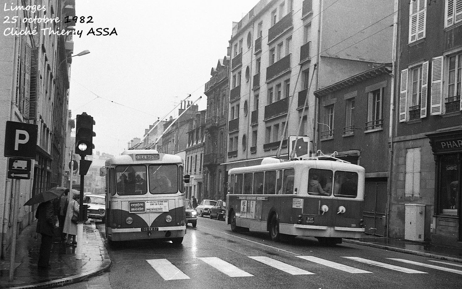 Photo en noir et blanc d'un trolleybus VBRh à Limoges sous la pluie.